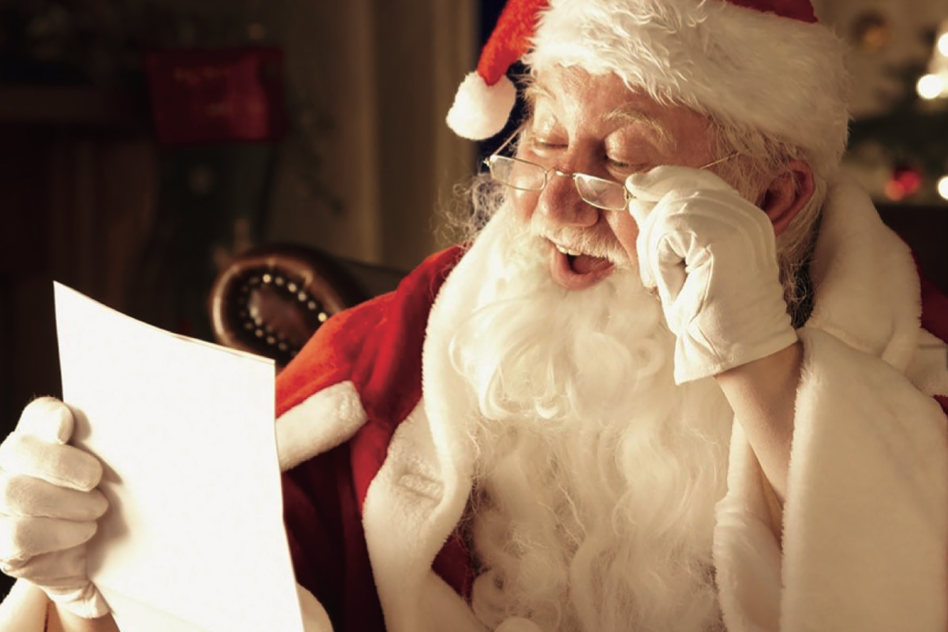 Babbo Natale che legge una lettera