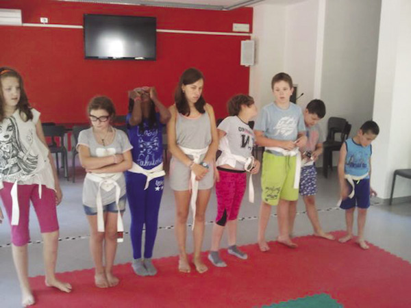 Nelle immagini i ragazzi a lezione di Judo durante l'esperienza di "Un tuffo nel sole" - Marina Romea (Ravenna)