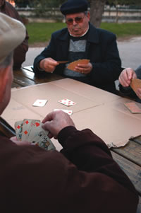 Anziani che giocano a carte 