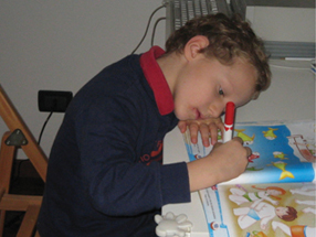 Foto - Bambino che fa i compiti con una postura errata