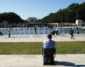 Foto - Disabile in una piazza di una città europea