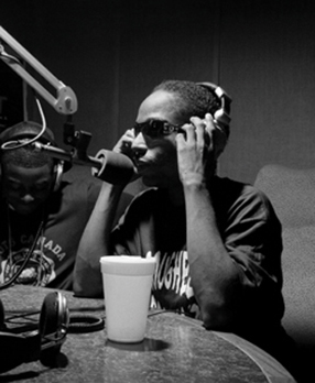 Foto - Il rapper cieco Rob Quest durante una trasmissione radio. Foto Reed Young