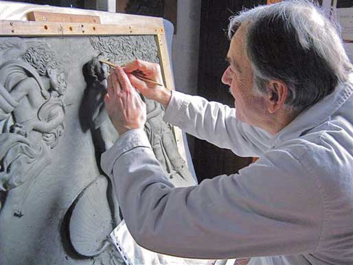 Foto - Lo scultore Marco Marchesini impegnato nella modellazione in rilievo della Nascita di Venere