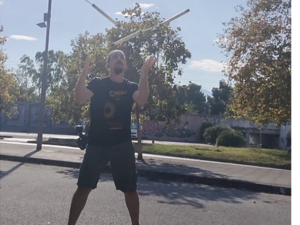 Andrea Barra mentre si esercita lanciando i Nunchaku