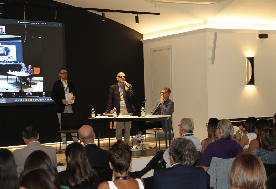 Il pubblico ascolta i relatori al convegno AMGO