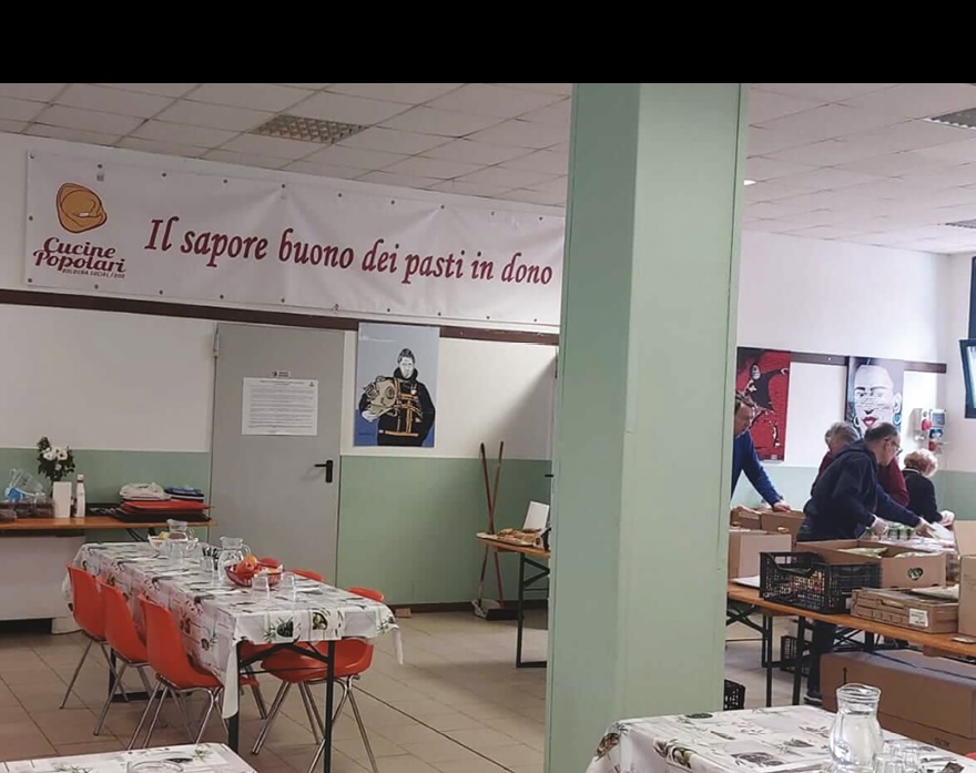 Volontari allestiscono i tavoli alle Cucine Popolari - Bologna Volontari allestiscono i tavoli alle Cucine Popolari - Bologna