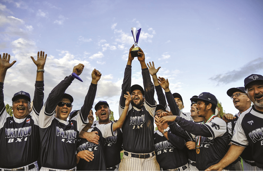 Filmon Yemane con la sua squadra Fortitudo Bologna White Sox vincitori al campionato nazionale di Baseball per Ciechi (LIBCI) 2021 - foto di Lauro Bassani