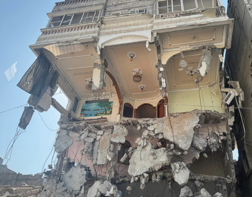 Palazzo distrutto a Gaza City - foto Archivio Emergency