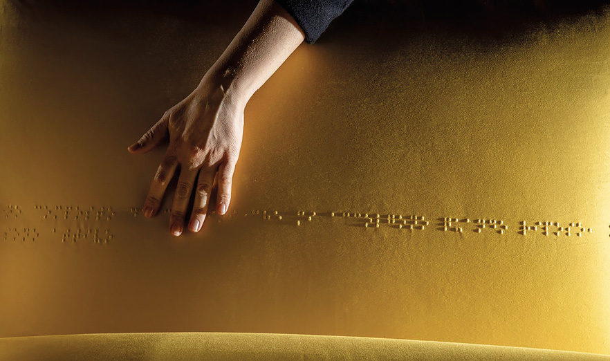Il divano con il braille sul tessuto