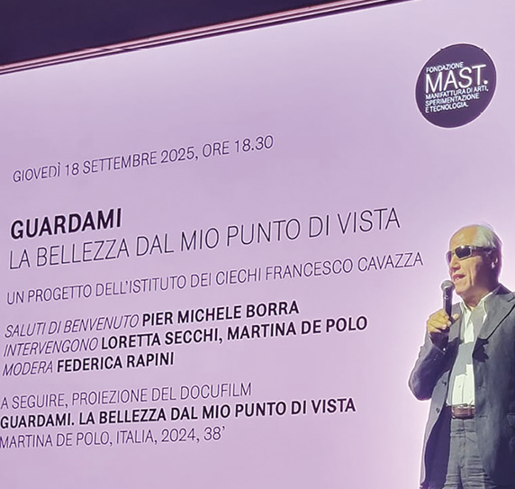 Pier Michele Borra sul palco presenta "Guardami" - MAST, Bologna