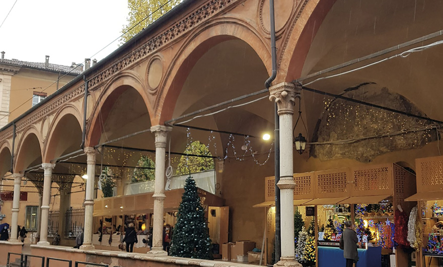 Il portico dei Servi con le bancarelle di Natale - Strada Maggiore, Bologna Il portico dei Servi con le bancarelle di Natale - Strada Maggiore, Bologna