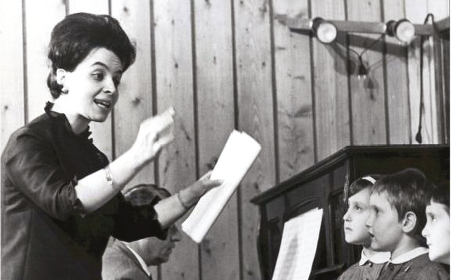 Mariele Ventre alle prove con alcuni piccoli membri del coro - 1966, Bologna