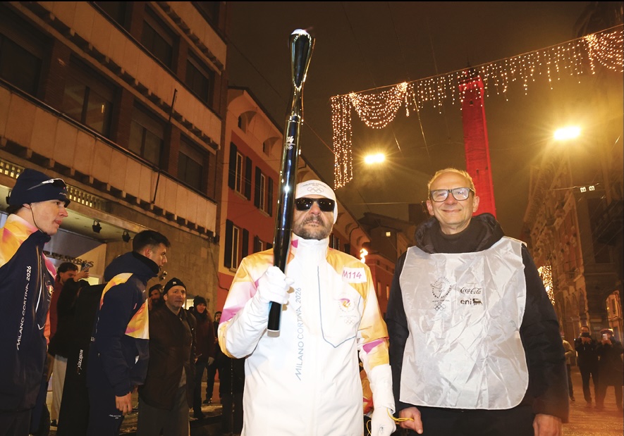 Mario Barbuto con la fiamma olimpica accompagnato da Marco Mattioli - 6 gennaio 2026, via Rizzoli, 9 Bologna