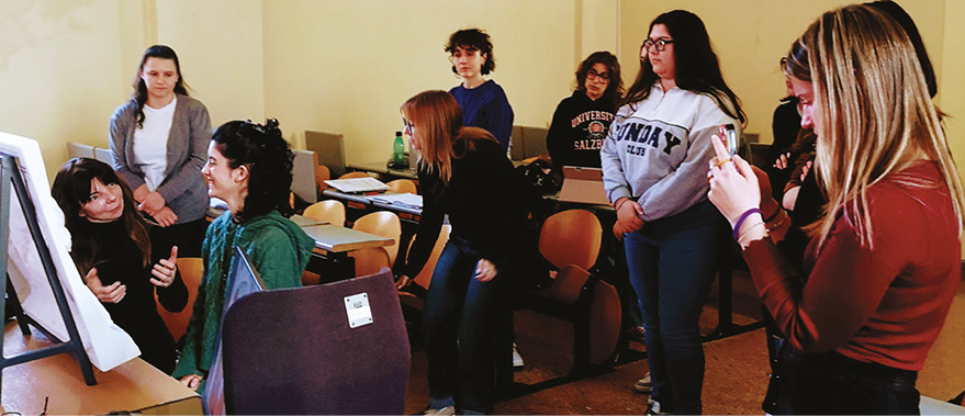 Discussione e scambio di idee con le studentesse magistrali di Lingue e di Linguistica durante l’esplorazione tattile