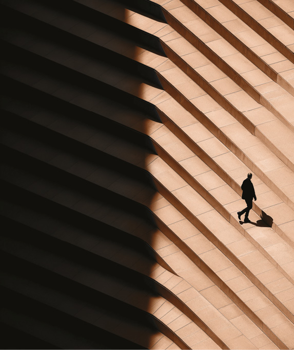 Immagine simbolica di persona che sale una grande scalinata