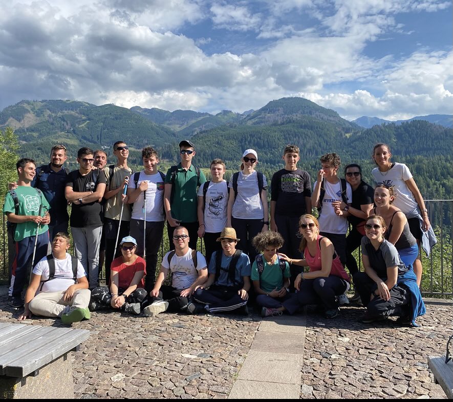Foto di gruppo della prima settimana di campo con volontari di "Fiemme Fassa Sport Inclusivo"