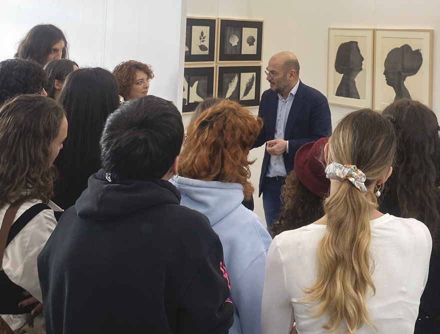 Davide Conte con un gruppo di studenti allo stand di Arte Fiera - Bologna