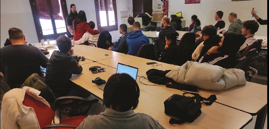 Immagine che ritrae i partecipanti e le partecipanti durante il laboratorio