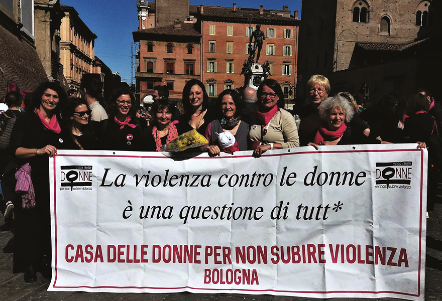 Gruppo di donne a una manifestazione - Piazza Maggiore, Bologna