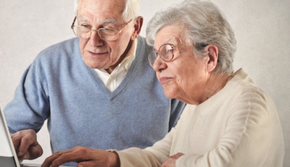 Una coppia di anziani con il computer
