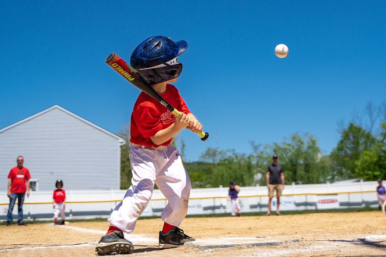 Bambino che gioca a baseball