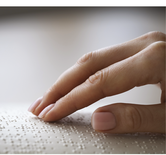 Mano legge foglio scritto con sistema Braille
