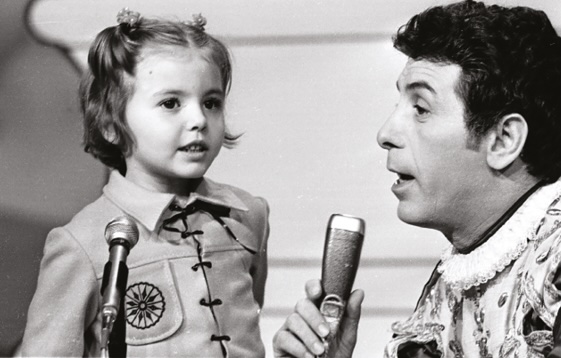 Cino Tortorella e una piccola interprete - 1968, Bologna Cino Tortorella e una piccola interprete - 1968, Bologna