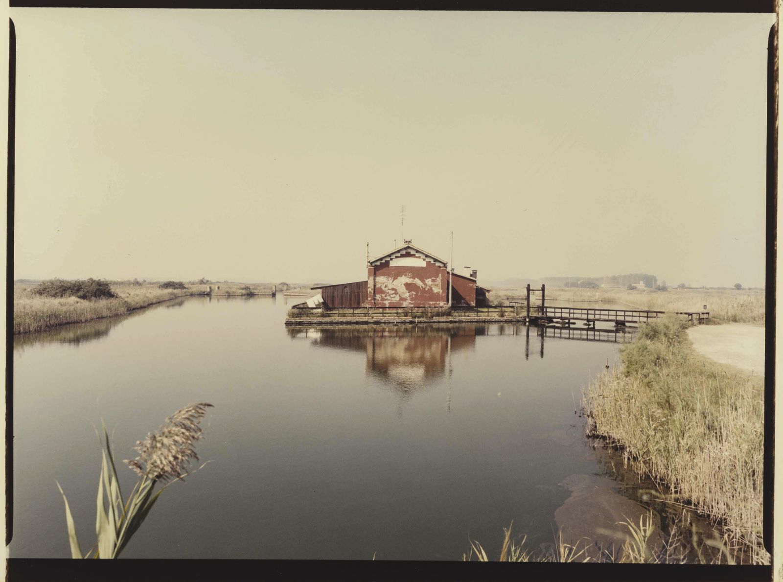 Luigi Ghirri, Delta del Po [Po Valley], from the series Strada provinciale delle anime [Provincial road of the souls] (1989, chromogenic print from a negative, 20,2 x 27,2 cm) - Courtesy private collection, Bologna