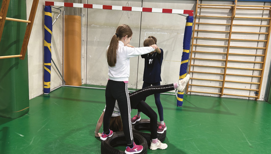 Tre ragazze eseguono un esercizio