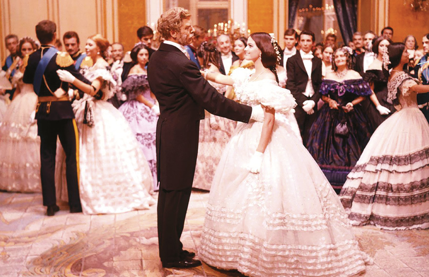 Burt Lancaster (Principe Fabrizio) e Claudia Cardinale (Angelica Sedara) nella famosa scena del ballo del film "Il Gattopardo" - regia di Luchino Visconti, tratto dal romanzo di Giuseppe Tomasi di Lampedusa