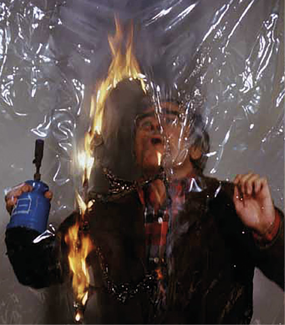 Alberto Burri - l'artista mentre utilizza la fiamma per le sue opere