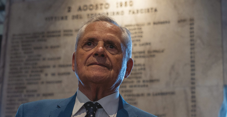 Paolo Bolognesi con alle spalle la lapide commemorativa delle vittime della strage di Bologna - Bologna Paolo Bolognesi con alle spalle la lapide commemorativa delle vittime della strage di Bologna - Bologna