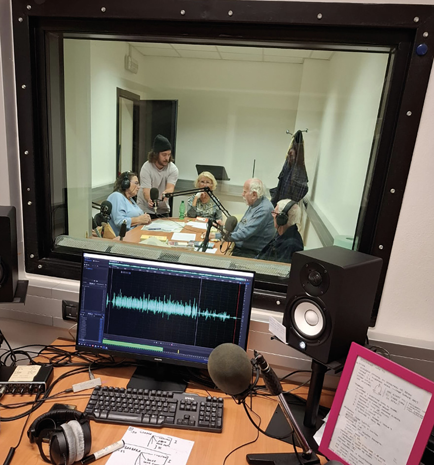 Gli studi di Radio Oltre durante una trasmissione - Bologna