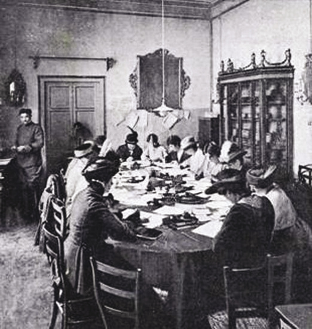 Sala per la schedatura delle notizie dal fronte 1916 - foto La lettura