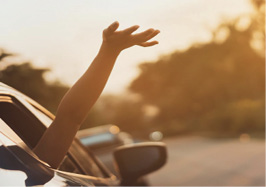 Mano fuori dal finestrino dell'auto in viaggio - Fotografia