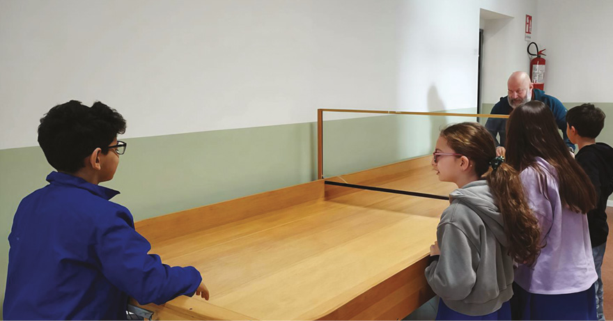 Gruppo di bambini e bambine con il maestro che imparano lo showdown