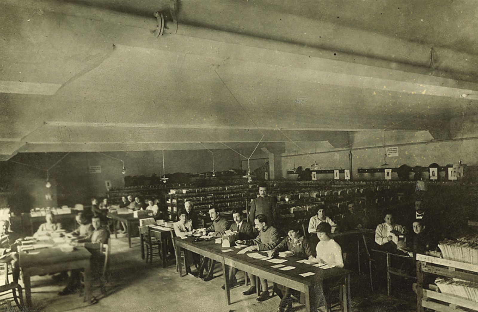 Room for the archiving of news from the front, 1916 - picture of people reading