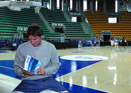 Pozzecco reading the magazine Vedere Oltre