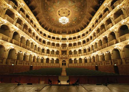 Foto - Interno del teatro Comunale