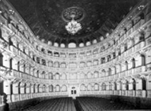 Foto - Interno in b/n del teatro Comunale