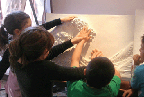 Picture of students guided in the tactile perception of the dynamism of The Great Wave