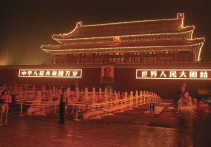Foto - Tipica costruzione cinese illuminata
