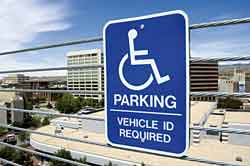 Foto di un cartello che indica un parcheggio handicap