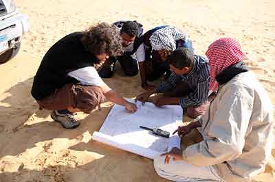 Picture - Guides stopping during the journey in the desert 