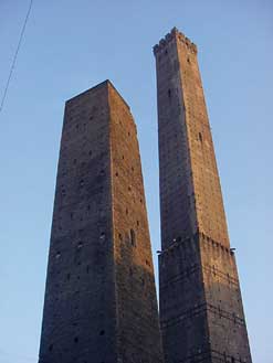 Foto -Le torri Garisenda e Asinelli a Bologna