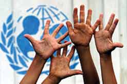 Foto - Mani su sfondo logo UNICEF