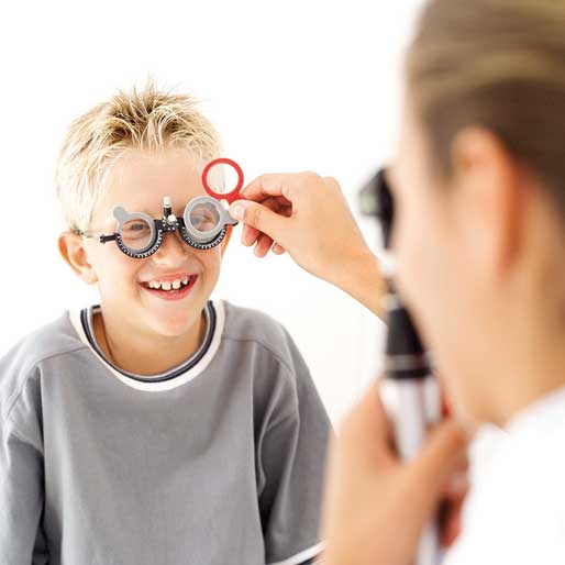 Foto - Medico oculista che visita un bambino