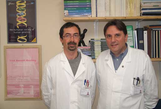 Foto - Il Dr. Claudio Graziano (a sinistra) ed il Prof. Marco Seri (a destra) all'interno della U.O. di Genetica Medica del Policlinico Sant'Orsola-Malpighi dove svolgono la loro attività di consulenti genetisti. Il Dr. Claudio Graziano è coinvolto in prima persona nella consulenza genetica delle malattie ereditarie dell'occhio.